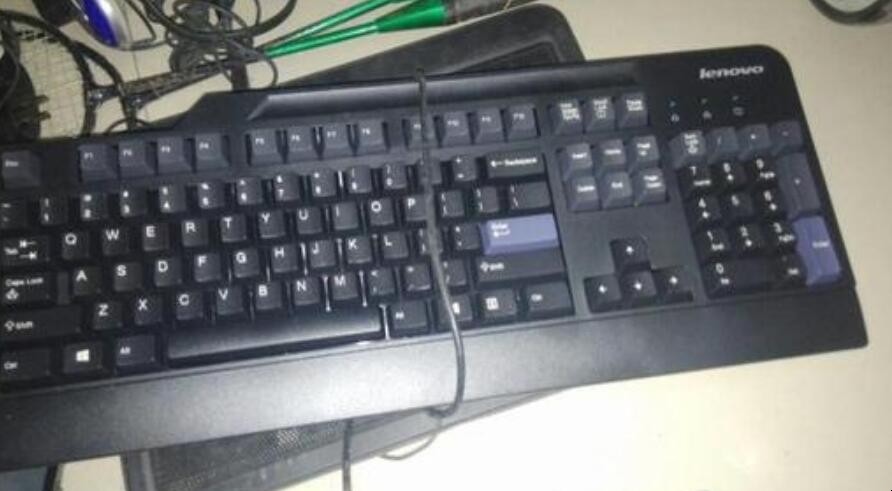 台式电脑的键盘和鼠标的线插在哪里